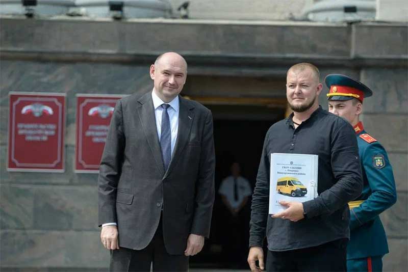Евгений Солнцев передал новые школьные автобусы в образовательные учреждения региона