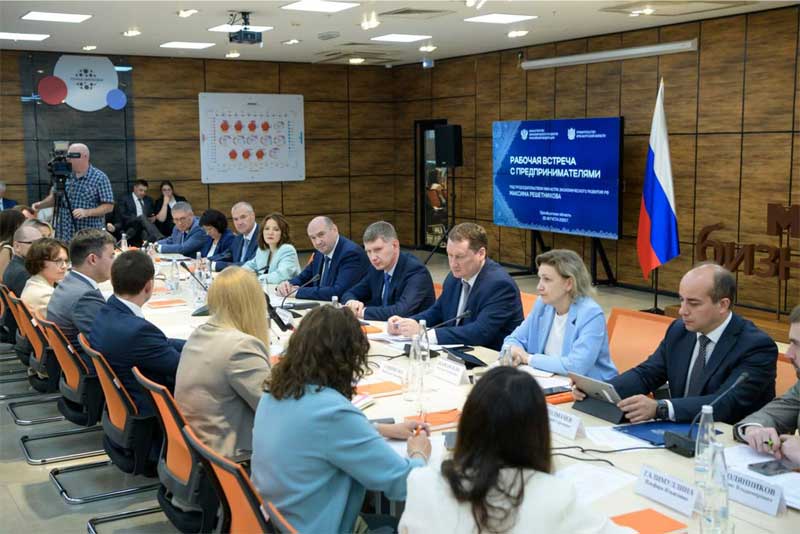 В Оренбурге министр экономического развития РФ Максим Решетников встретился с предпринимателями и прошел по маршруту «Музейная миля»