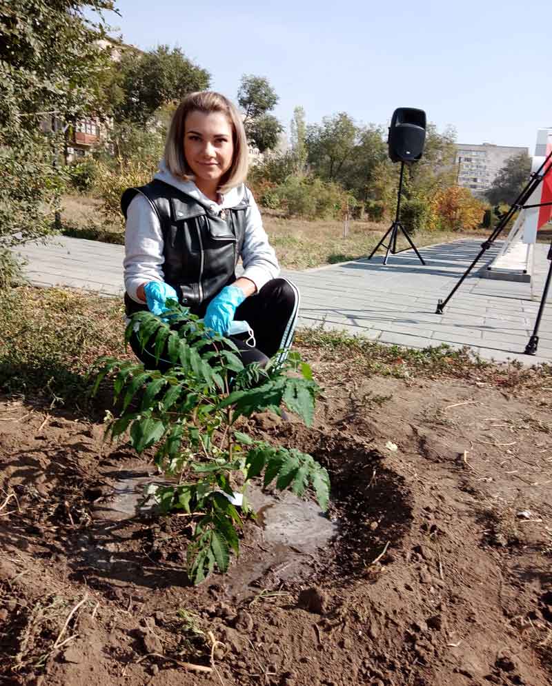 Новотройчане примкнули к акции «Посади семейное дерево»