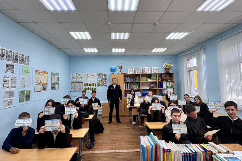 В пригородном поселке Новотроицка школьный урок провел инспектор ГАИ