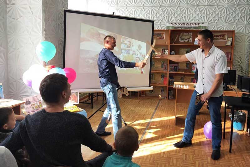 В детской библиотеке Новотроицка организовали  программу «Мы с папой – знатоки литературы» 