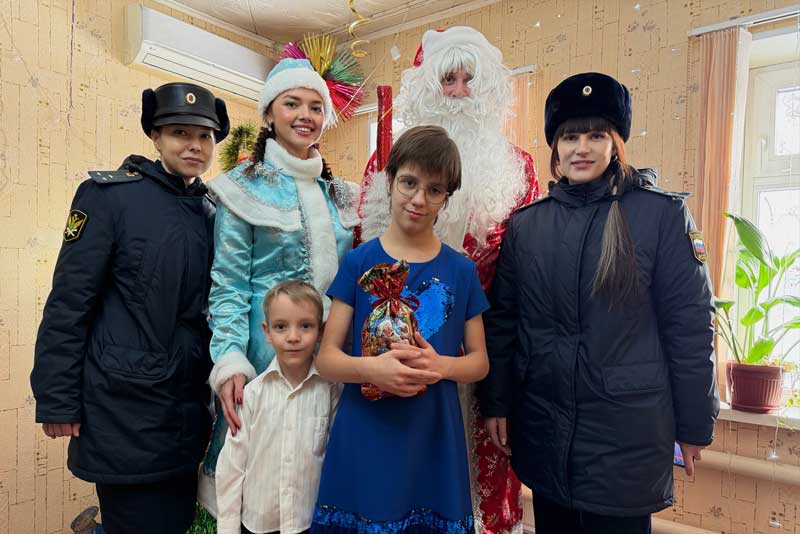 Судебные приставы Оренбуржья исполнили новогодние мечты ребят. Подарок получила и 10-летняя Вероника из Новотроицка
