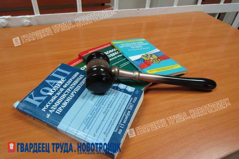 В Новотроицке за парковку автомобиля  рядом с контейнерной площадкой  оштрафовали водителя