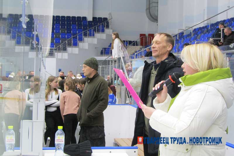 Новотройчане провели воскресный «Вечер на коньках»