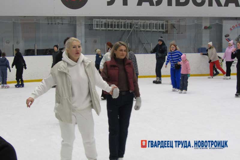 Новотройчане провели воскресный «Вечер на коньках»