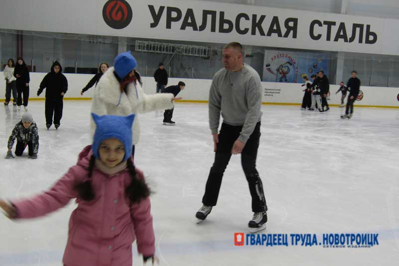 Новотройчане провели воскресный «Вечер на коньках»