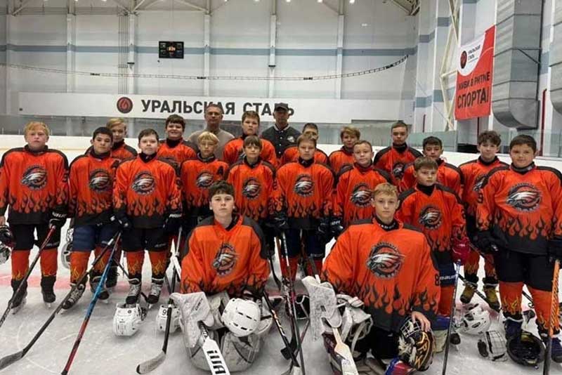 В Новотроицке «Стальные Орлы» принимали гостей и в хоккейных поединках поделили очки