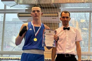 Новотройчанин Валерий Кочура завоевал золото регионального чемпионата по боксу