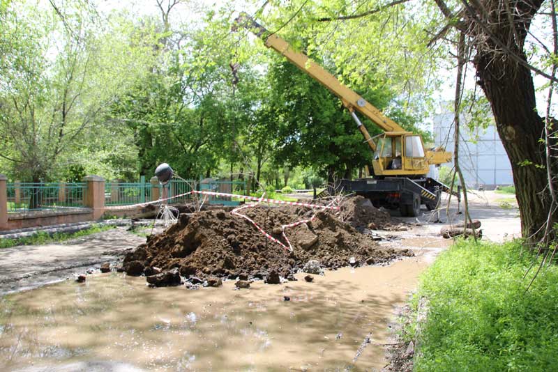 Порывы на сетях водоснабжения Новотроицка устраняются