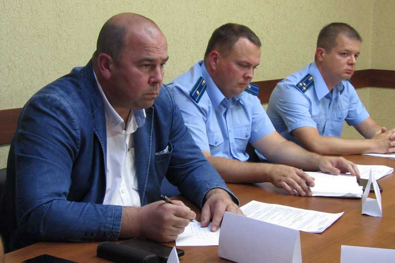 В Новотроицке организациям, ответственным за вывоз мусора и обустройство мест его накопления, прокуратура объявила предостережения