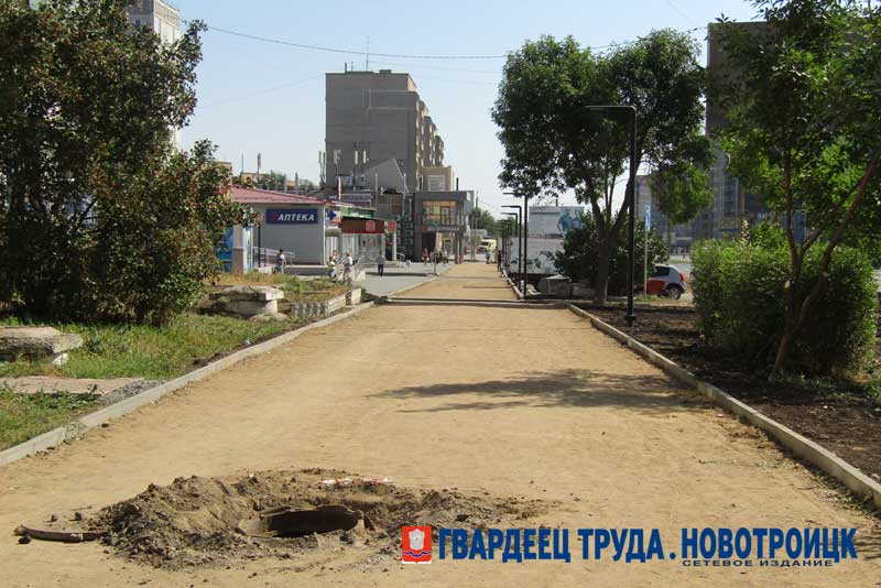 В Новотроицке продолжается благоустройство сразу двух территорий в центре города