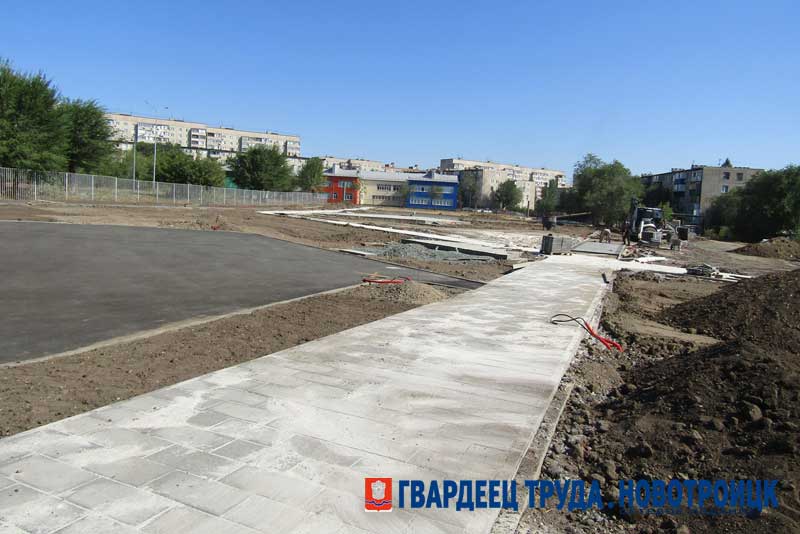 В Новотроицке продолжается благоустройство сразу двух территорий в центре города