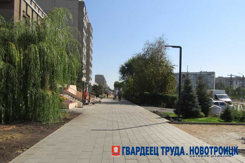 В Новотроицке продолжается благоустройство сразу двух территорий в центре города