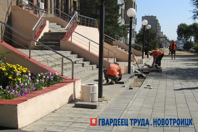 В Новотроицке продолжается благоустройство сразу двух территорий в центре города