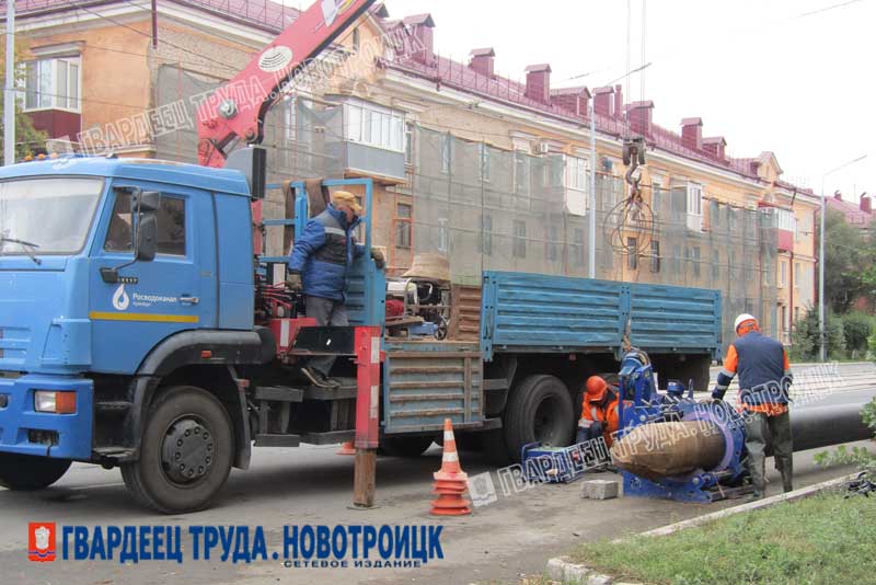 В Новотроицке укладывают последние метры водовода