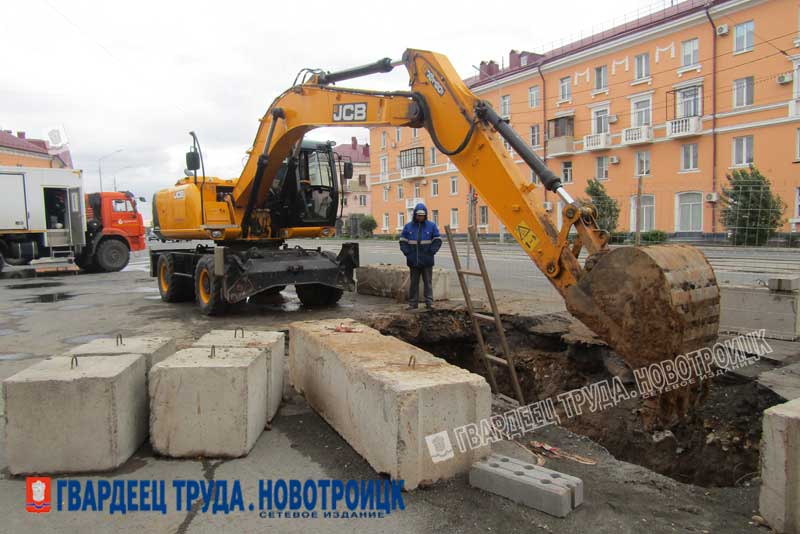 В Новотроицке укладывают последние метры водовода