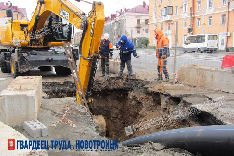 В Новотроицке укладывают последние метры водовода