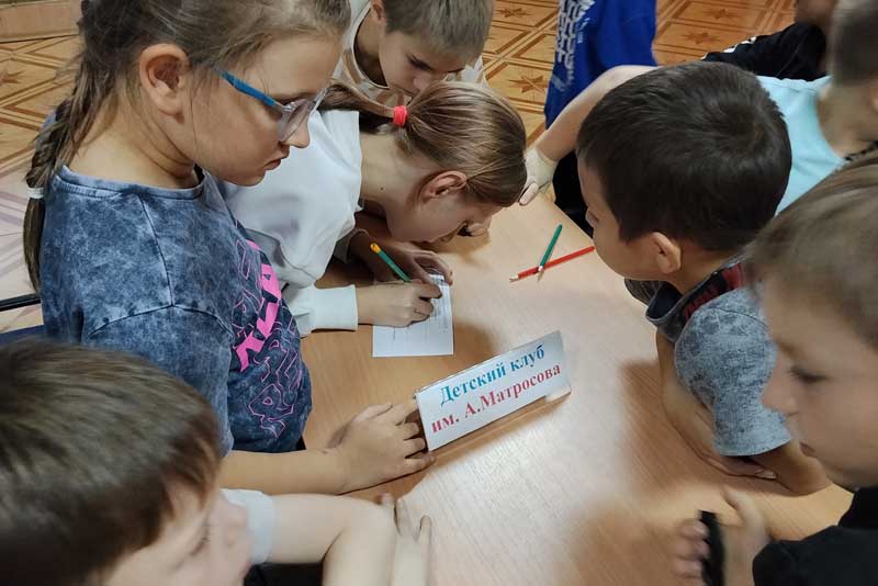 Воспитанникам новотроицких детских домовых клубов в игровой форме напомнили о правилах дорожного движения