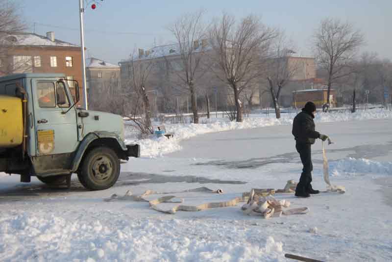 В сквере за Молодежным центром установили елку