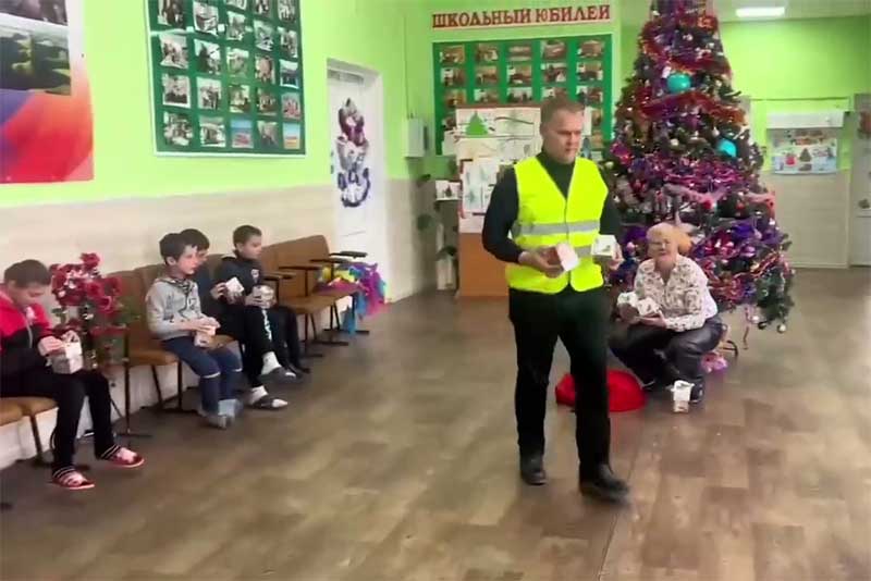 В Донбассе представители Оренбургского отделения Российского детского фонда поздравили ребят с Новым годом и вручили подарки