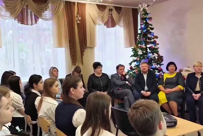 В Донбассе представители Оренбургского отделения Российского детского фонда поздравили ребят с Новым годом и вручили подарки