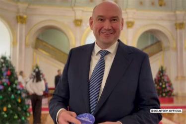 Евгений Солнцев в Кремле снял с «Елки желаний» открытки трех детей