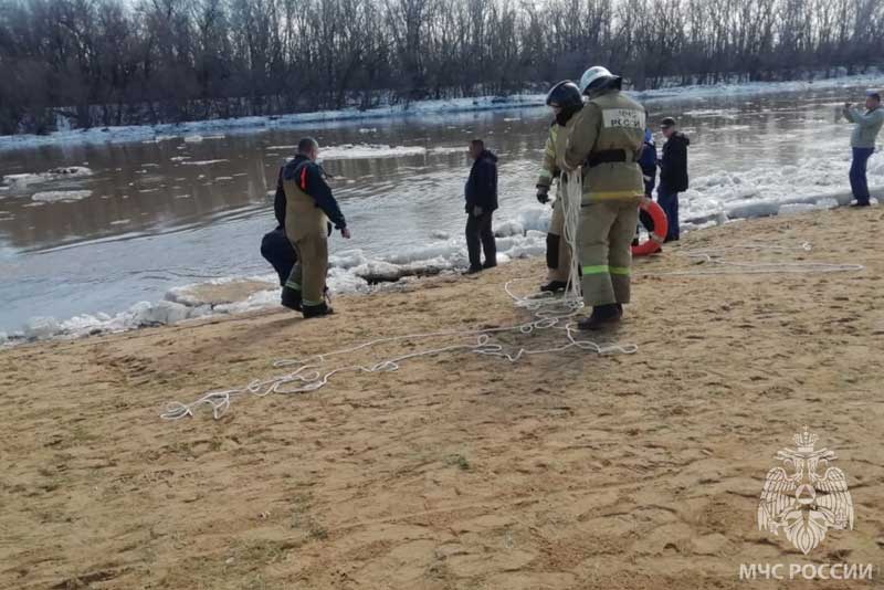 Подростки на льдине