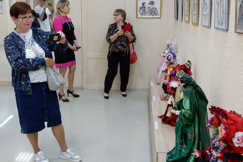 В новотроицком музее Дина Пугачева представила «Моду пушкинской эпохи» (0+)