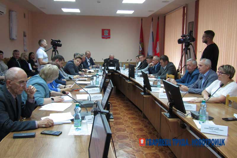 Народные избранники отступили  от повестки заседания и обсудили вопросы, поставленные жизнью
