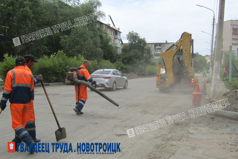 Глава Новотроицка Денис Меньшиков проверил как в городе   ремонтируют  дороги