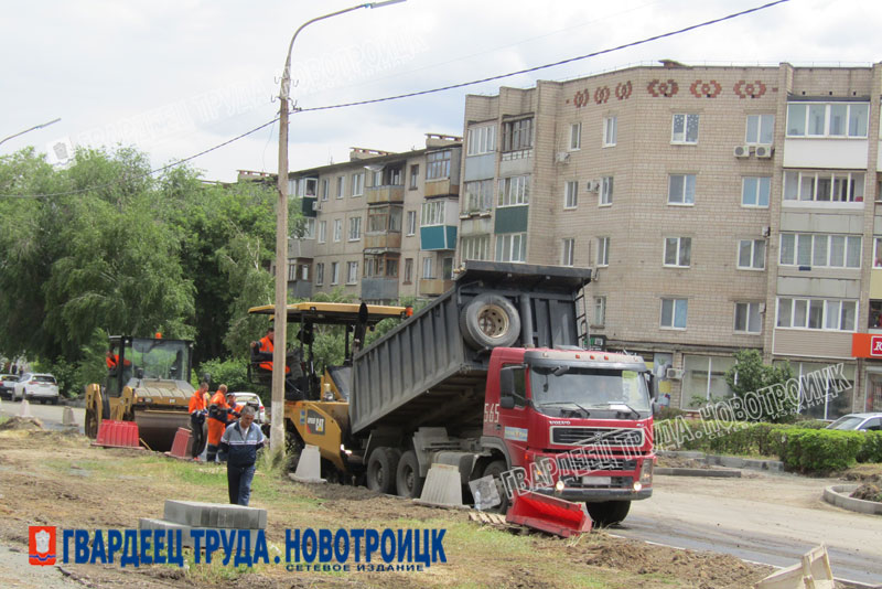 Глава Новотроицка Денис Меньшиков проверил как в городе   ремонтируют  дороги