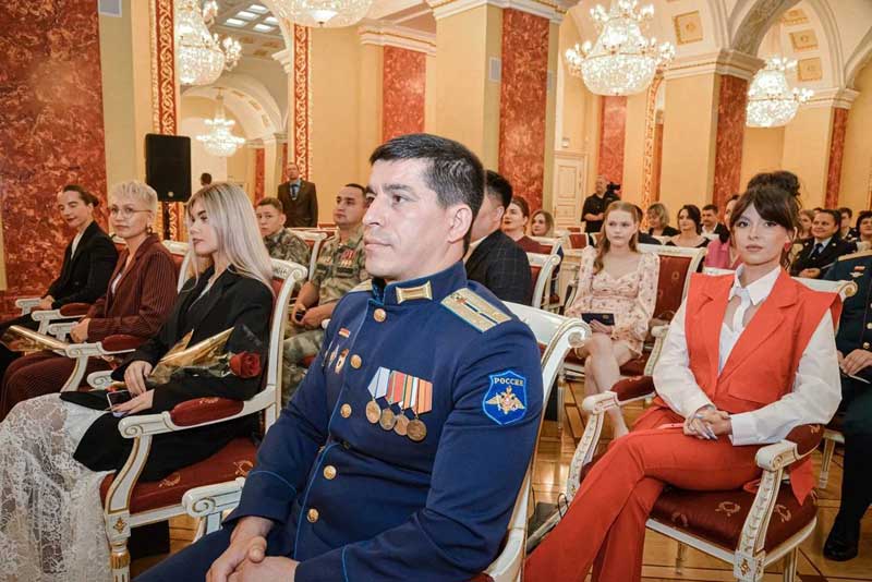 Сто молодых оренбуржцев стали  победителями ежегодного областного конкурса  «Золотая молодежь Оренбуржья» и получили почетные знаки