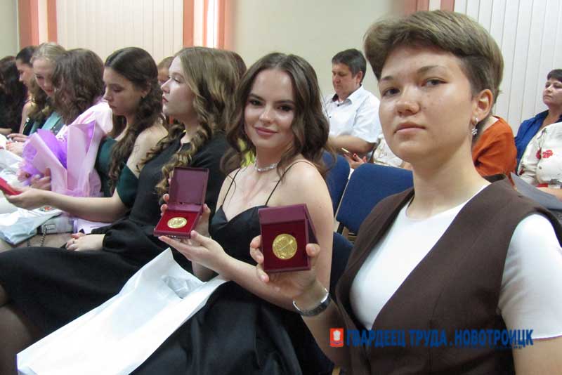 В Новотроицке прошел городской бал выпускников