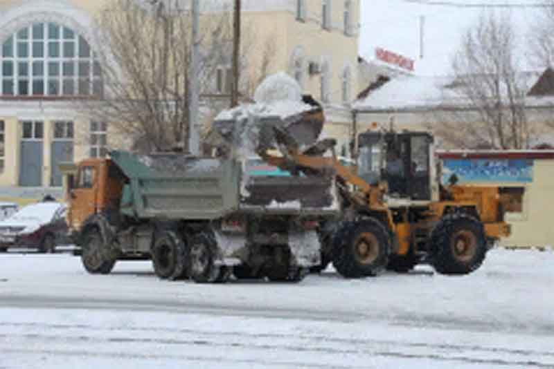 Снегоуборочная техника  работает на дорогах города