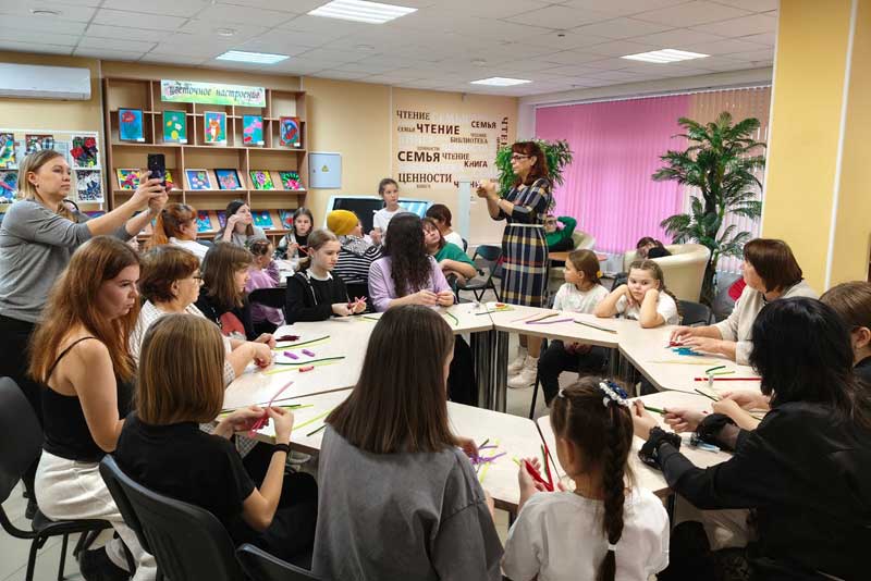 Юные художники из Новотроицка создали для своих мам и бабушек  «Цветочное настроение»