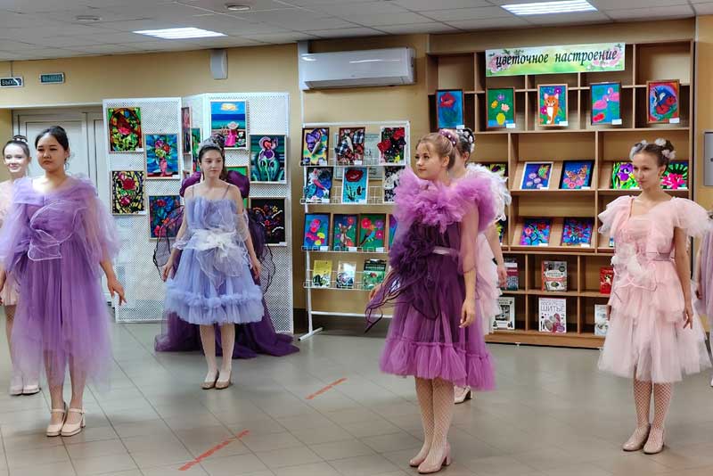 Юные художники из Новотроицка создали для своих мам и бабушек  «Цветочное настроение»