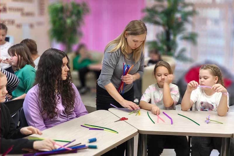Юные художники из Новотроицка создали для своих мам и бабушек  «Цветочное настроение»