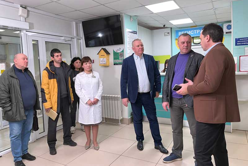 Детская поликлиника №9 в Оренбурге встречает посетителей новым фасадом, но ремонтные работы в учреждении будут продолжены