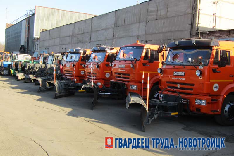 Сегодня глава Новотроицка Денис Меньшиков осмотрел спецтехнику, подготовленную для уборки города зимой