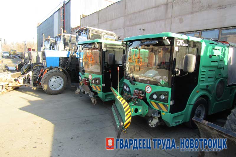 Сегодня глава Новотроицка Денис Меньшиков осмотрел спецтехнику, подготовленную для уборки города зимой