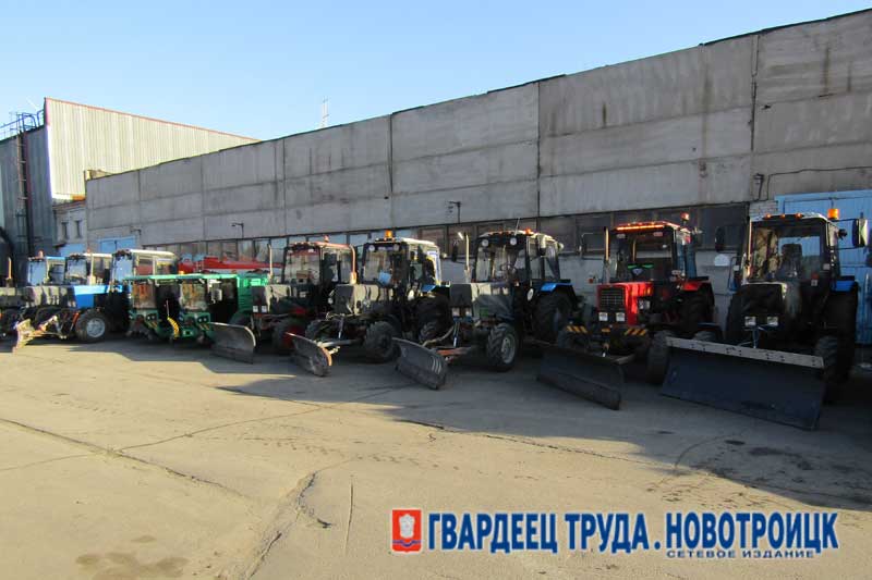 Сегодня глава Новотроицка Денис Меньшиков осмотрел спецтехнику, подготовленную для уборки города зимой