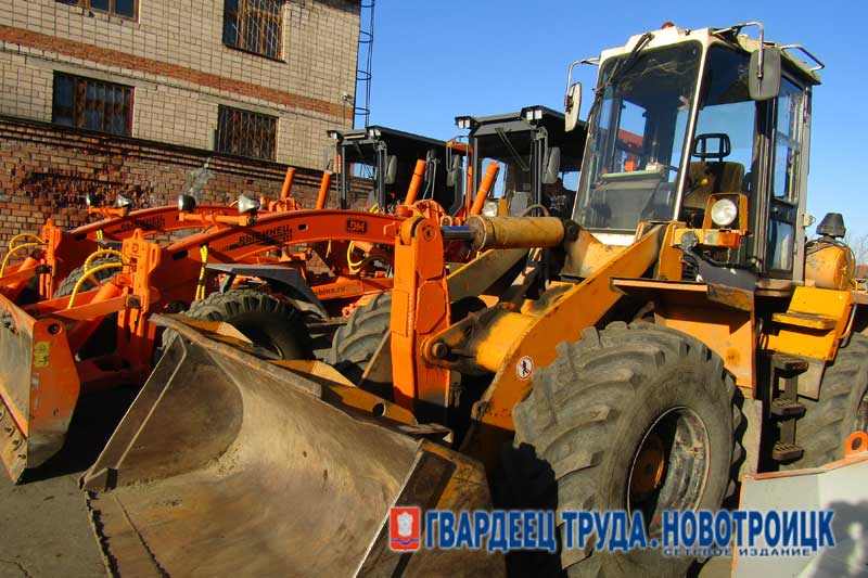 Сегодня глава Новотроицка Денис Меньшиков осмотрел спецтехнику, подготовленную для уборки города зимой