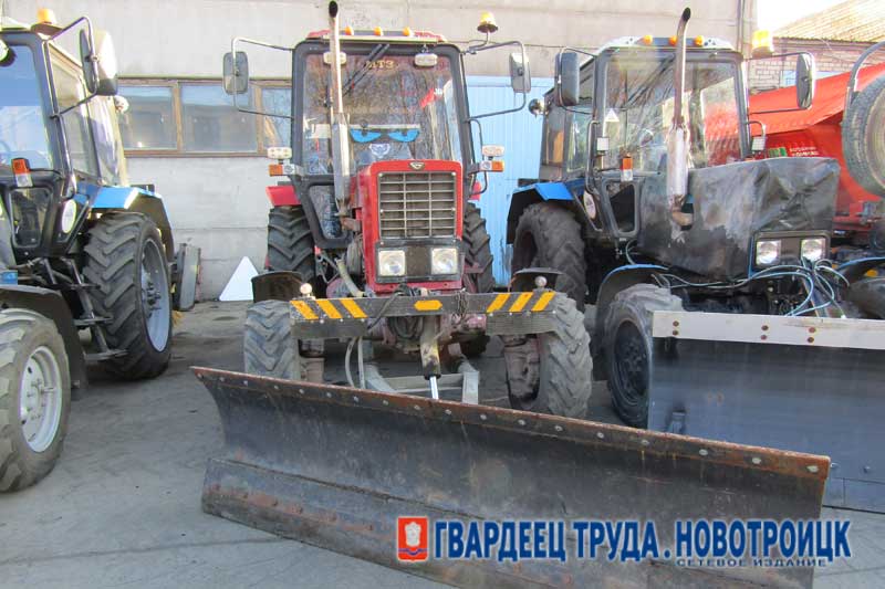 Сегодня глава Новотроицка Денис Меньшиков осмотрел спецтехнику, подготовленную для уборки города зимой