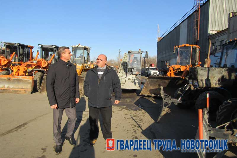 Сегодня глава Новотроицка Денис Меньшиков осмотрел спецтехнику, подготовленную для уборки города зимой