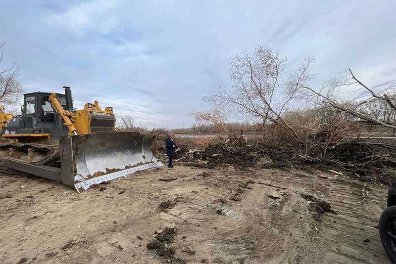 В Орске приступили к расчистке русла Урала для пропуска весеннего паводка в будущем году