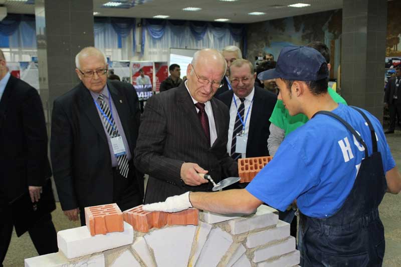 Юрий Берг, побывав на открытии  III Регионального чемпионата WorldSkills («Молодые профессионалы»), задержался у новотроицкой экспозиции