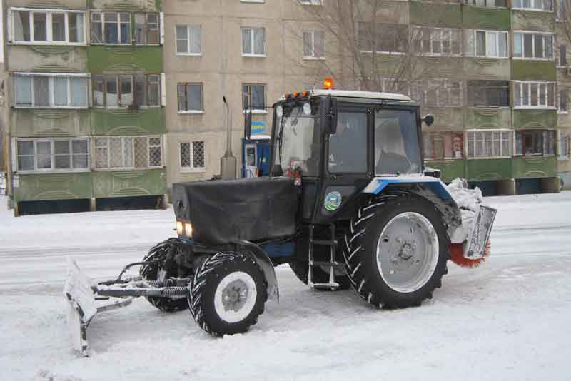 Уборка снега и днем, и ночью (фото)