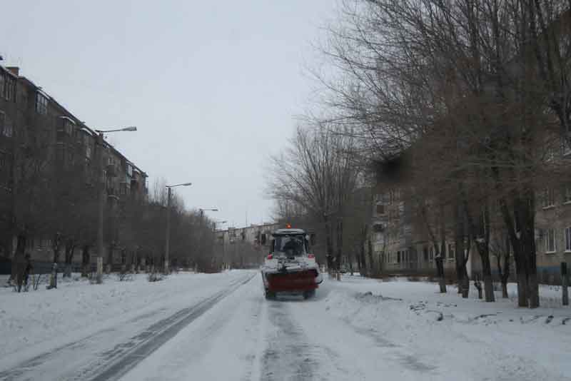 Уборка снега и днем, и ночью (фото)