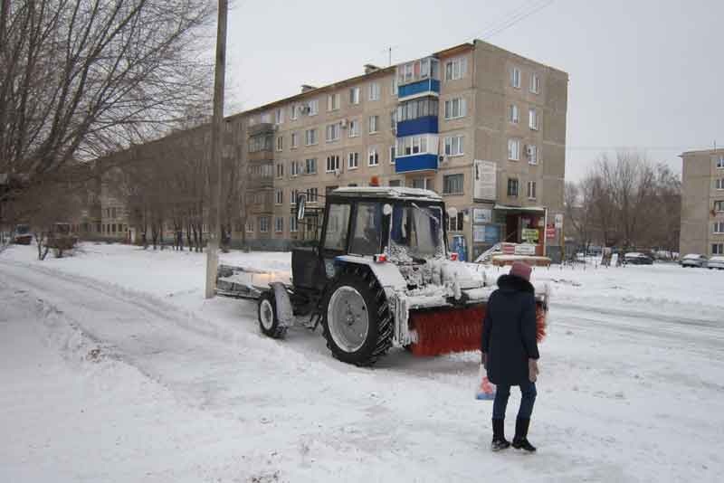 Уборка снега и днем, и ночью (фото)