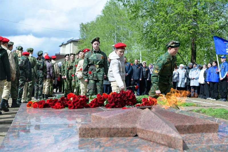 В поселке Тюльган в канун Дня Победы зажжен Вечный огонь 